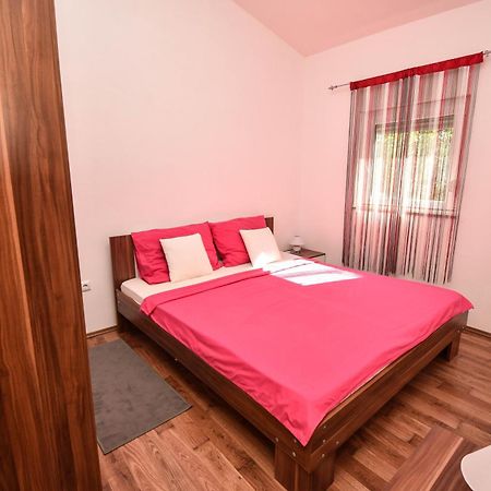 Apartmani Lukic วีร์ ภายนอก รูปภาพ