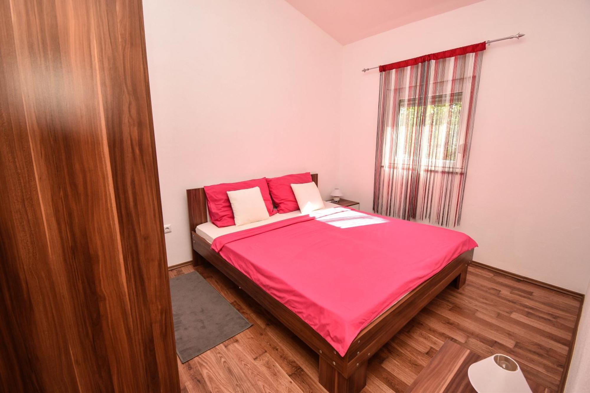 Apartmani Lukic วีร์ ภายนอก รูปภาพ