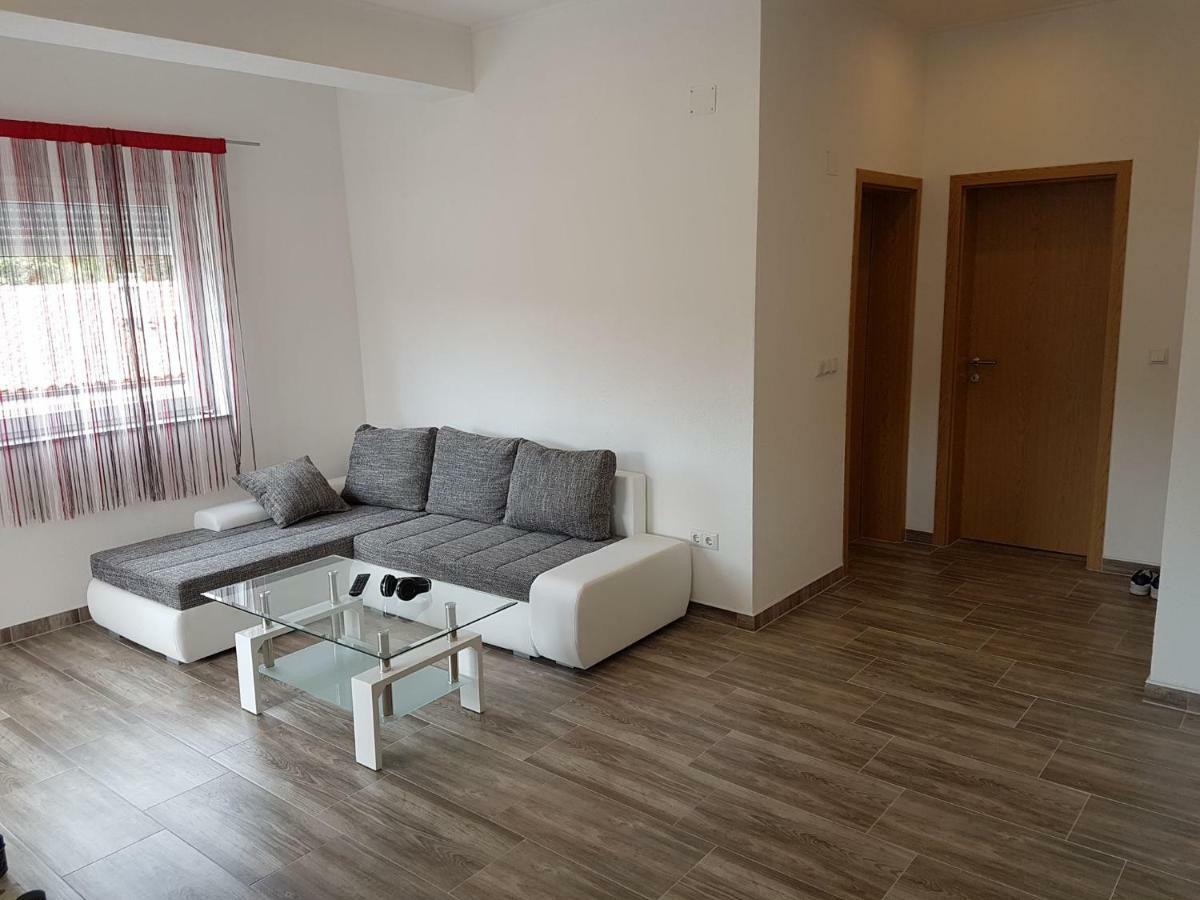 Apartmani Lukic วีร์ ภายนอก รูปภาพ