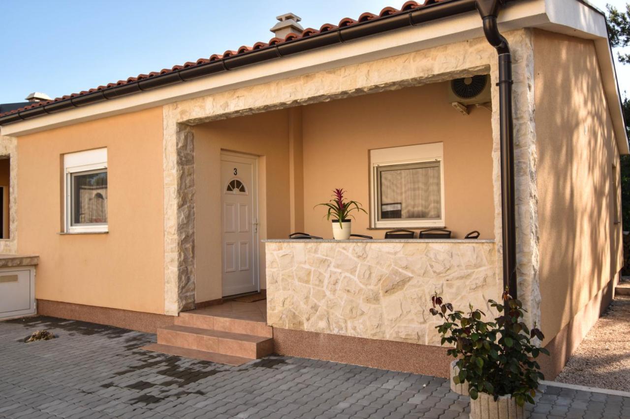 Apartmani Lukic วีร์ ภายนอก รูปภาพ