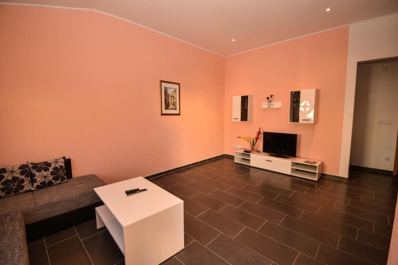 Apartmani Lukic วีร์ ภายนอก รูปภาพ
