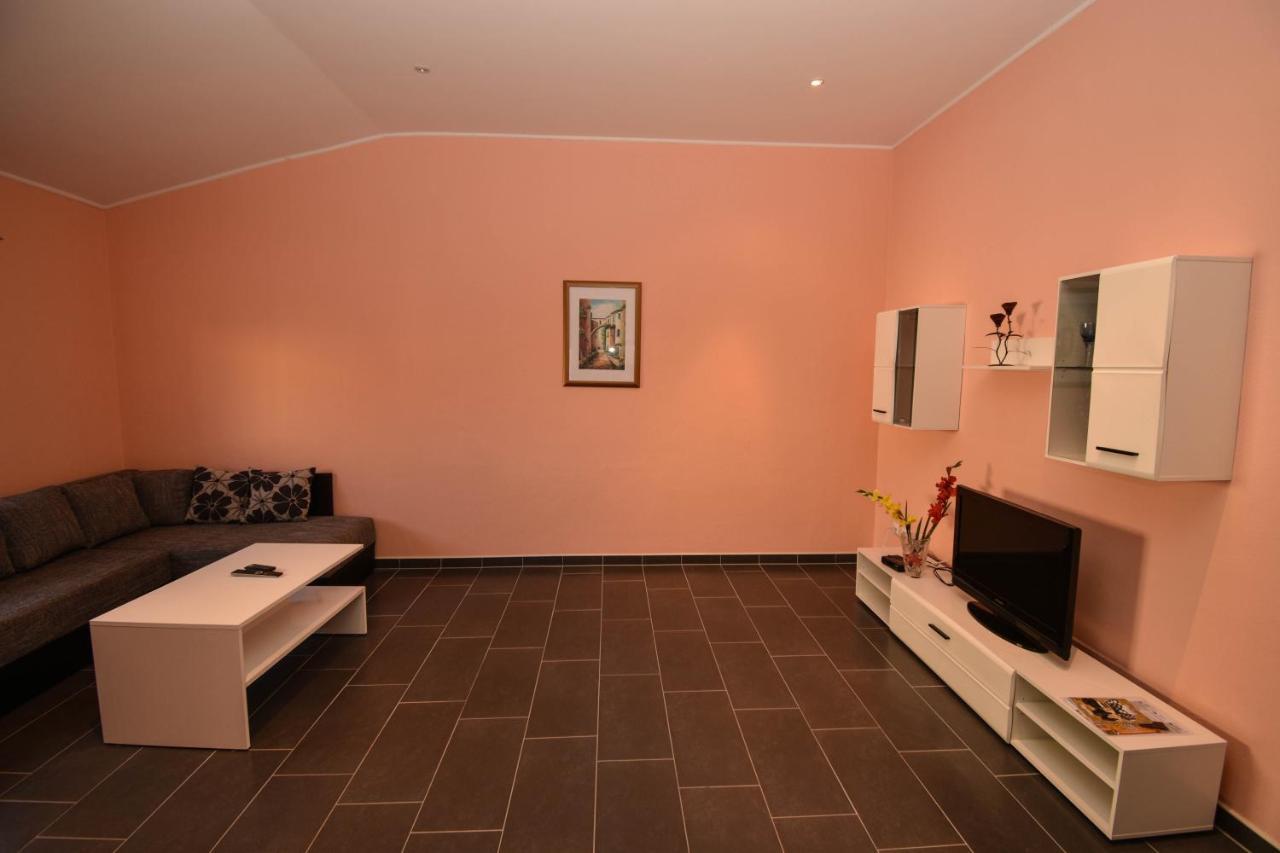 Apartmani Lukic วีร์ ภายนอก รูปภาพ
