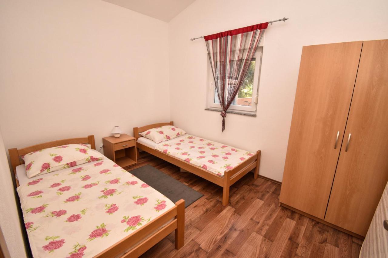 Apartmani Lukic วีร์ ภายนอก รูปภาพ