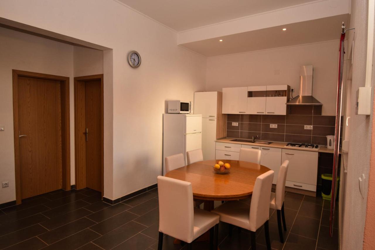 Apartmani Lukic วีร์ ภายนอก รูปภาพ