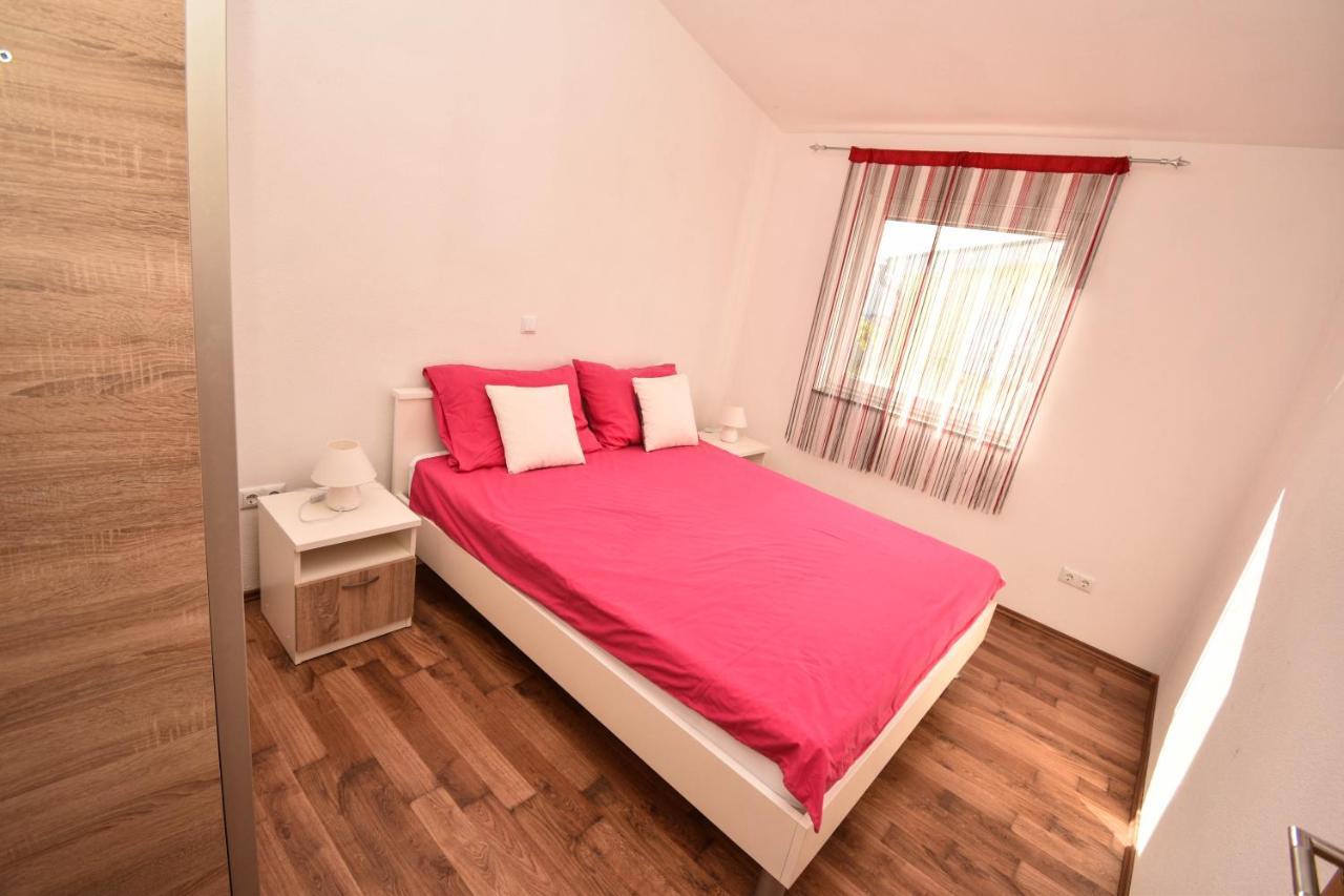 Apartmani Lukic วีร์ ภายนอก รูปภาพ