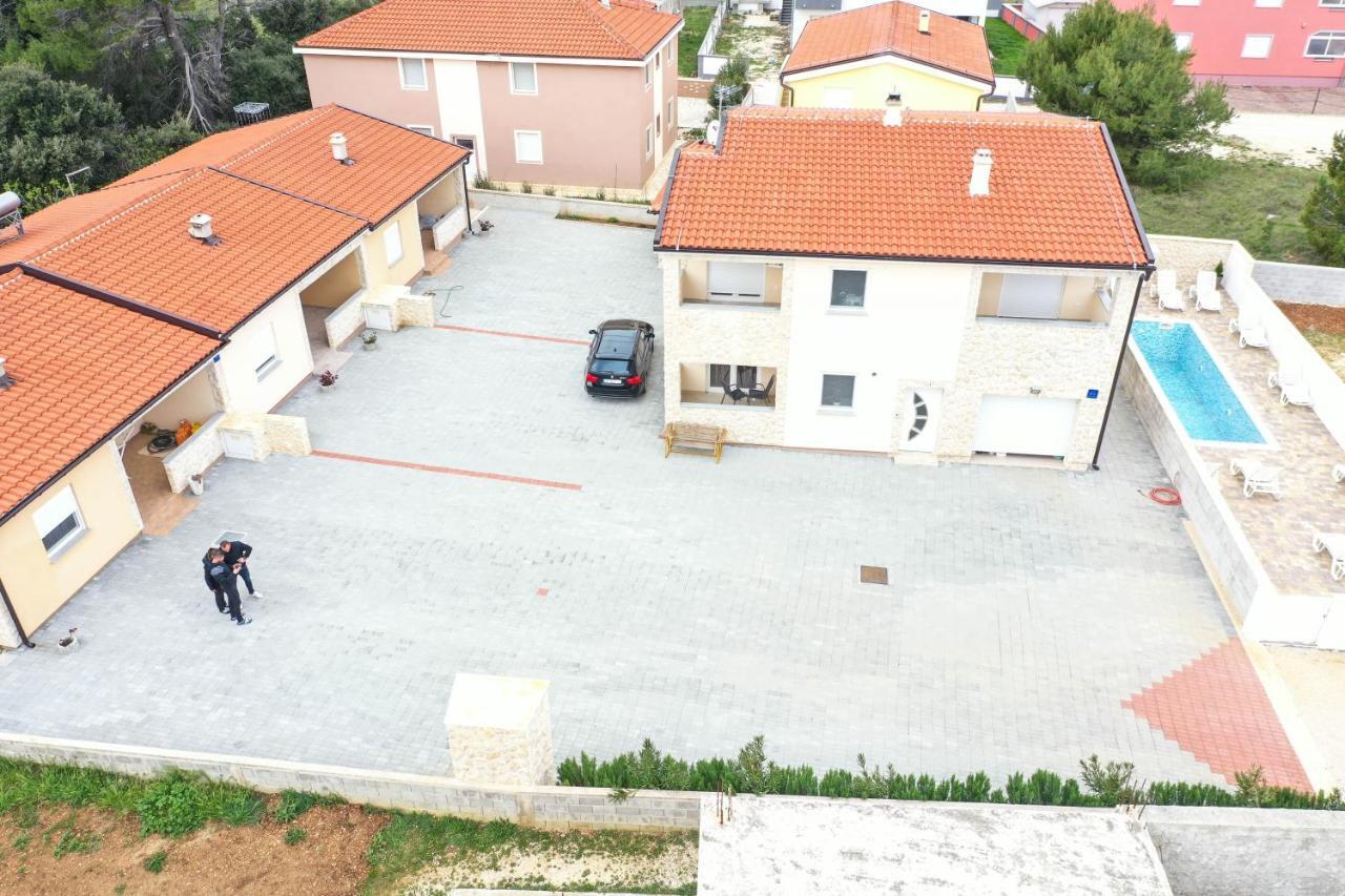 Apartmani Lukic วีร์ ภายนอก รูปภาพ